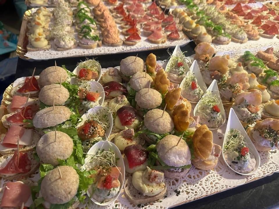 Plateaux de mini-burgers et cuillères apéritives dressés pour un cocktail